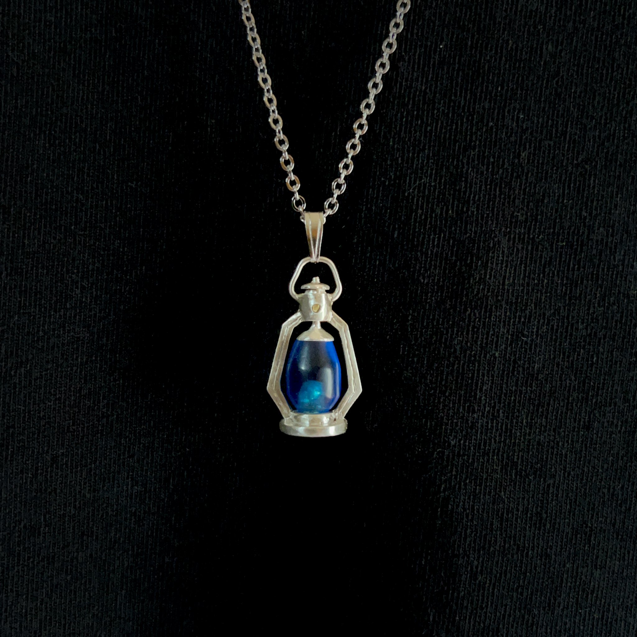 コンテンツのイメージ、青いペンダントの画像